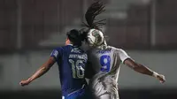 Hingga wasit meniup peluit panjang, Persib tak sanggup membalas gol Arema. (Bola.com/Bagaskara Lazuardi)