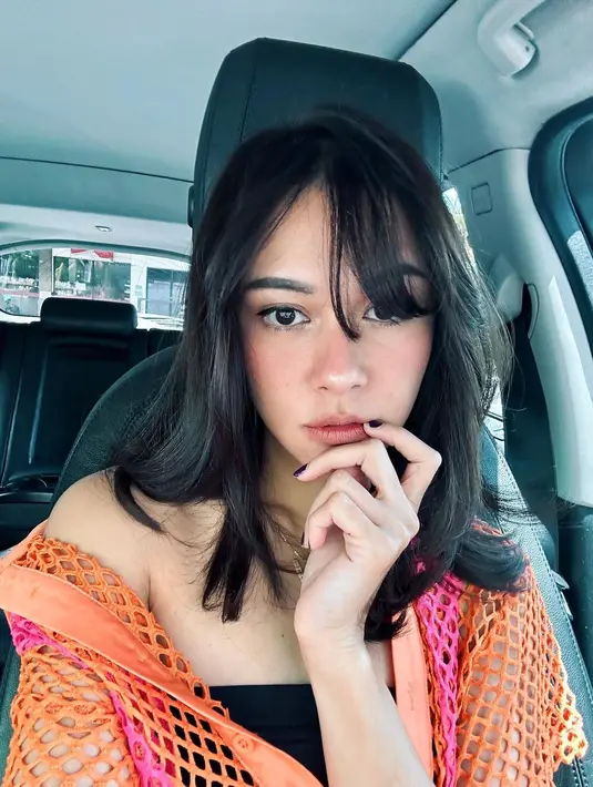 Di foto ini, Nana Mirdad memamerkan rambut berponinya yang baru. Bak remaja, Nana tampil semakin cantik dengan gaya rambut baru yang membuat penampilannya lebih segar. Foto: Instagram.