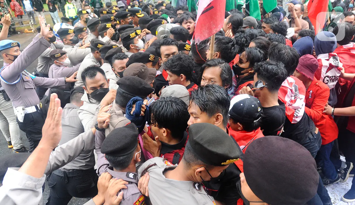 Mahasiswa berusaha menerobos barikade polisi yang dikerahkan dalam demonstrasi menolak kenaikan harga BBM di kawasan Patung Kuda, Jakarta, Kamis (8/9/2022). Sempat memanas, aksi saling dorong massa dengan petugas kepolisian pun tak terhindarkan. (merdeka.com/Arie Basuki)