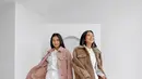<p>Long jacket berbahan furr yang dikenakan sebagai outer adalah pilihan outfit kembar yang tepat untukmu dan saudara. (instagram/elizrahajeng)</p>