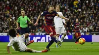 Pemain Barcelona, Andres Iniesta, saat mencetak gol ke gawang Real Madrid dalam laga La Liga Spanyol di Stadion Santiago Bernabeu, Madrid, Minggu (22/11/2015) dini hari WIB. (AFP Photo/Patricia de Melo Moreira)