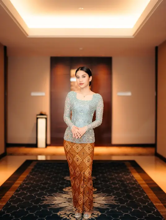 Mendukung penampilannya, artis berusia 21 tahun ini memakai heels warna putih. Berfoto dengan pose meletakkan tangan di depan perut, netizen salah fokus dengan jari Azizah Salsha yang tidak memakai cincin nikahnya. Untuk hiasan di tangan, diketahui Zize hanya pakai gelanng. Lantaran tak pakai cincin, netizen pun bertanya-tanya soal kabar terkini rumah tangga Azizah dan Arhan. (Liputan6.com/IG/@azizahsalsha_)