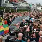 Sesuai dengan tradisi lama Irlandia, jenazah Sinead O’Connor pertama kali dibawa melewati rumah keluarga terakhirnya di Irlandia yang berada di Bray. (Liam McBurney/ PA via AP)