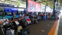 Calon penumpang menunggu kereta api di Stasiun Gambir, Jakarta, Jumat (22/4/2022). Stasiun Gambir per Jumat (22/4/2022) terdapat 33 KA beroperasi, dari jumlah tersebut 7 diantaranya merupakan KA tambahan. (Liputan6.com/Herman Zakharia)