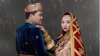 Chikita Meidy menikah dengan Indra Adhitya pada 2018. Mantan penyanyi cilik ini pun memilih memakai adat Minang saat menggelar pernikahannya. (Instagram/chikitameidy)
