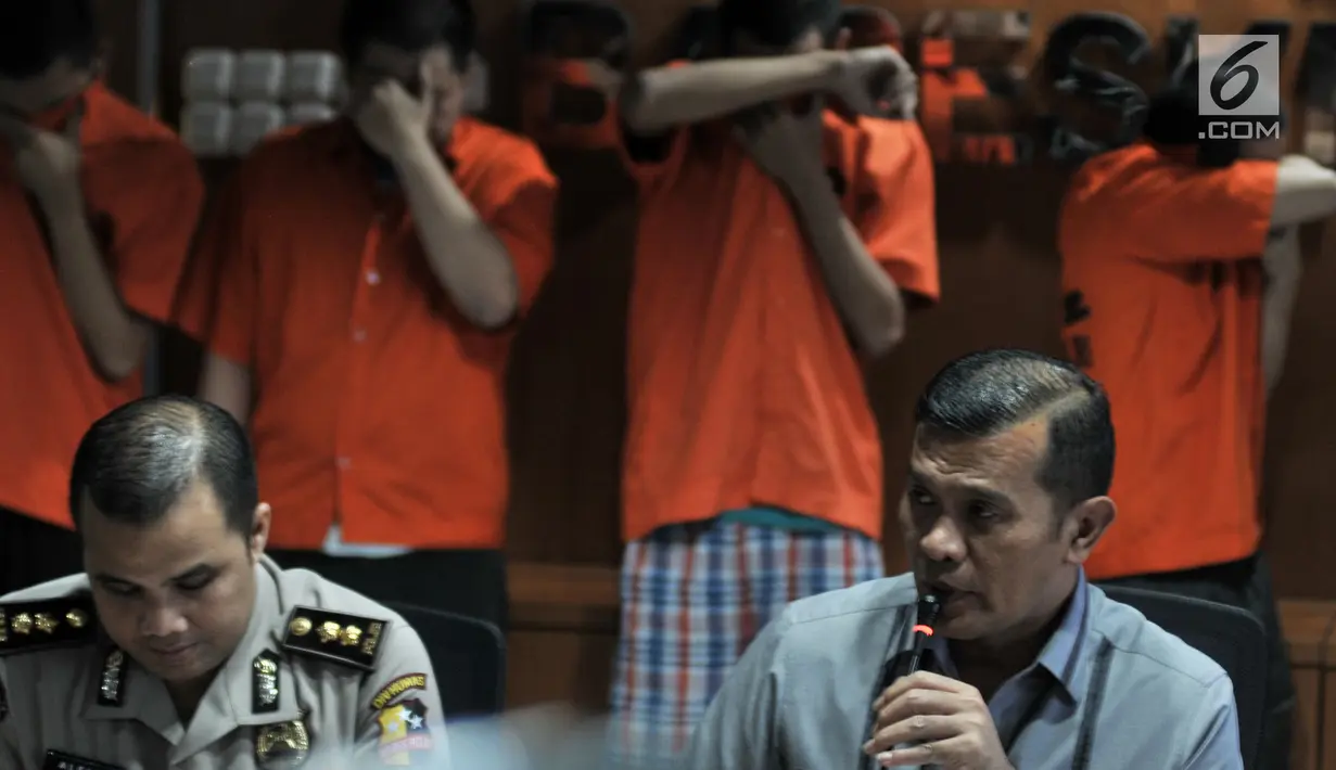 Kasubdit II Dittipidsiber Bareskrim Polri Kombes Asep Safrudin  beserta jajaran memberikan keterangan saat rilis kasus Fintech Ilegal di Direktorat Tindak Pidana Siber Bareskrim, Cideng, Jakarta Pusat, Selasa (8/1). (Merdeka.com/Iqbal S Nugroho)