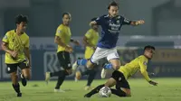 Marc Klok menjadi penentu kemenangan Persib Bandung atas Barito Putera 1-0 pada pekan pertama BRI Liga 1 2021/2022 melalui aksi tendangan bebasnya pada menit ke-85. Gol tersebut menjadi lebih berkesan karena dicetak pada laga debutnya bersama Maung Bandung. (Foto: Bola.com/M. Iqbal Ichsan)