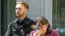 Seorang wanita menangis saat meninggalkan Uvalde Civic Center menyusul penembakan pada hari sebelumnya di Robb Elementary School, Uvalde, Texas, Amerika Serikat, 24 Mei 2022. Belum diketahui apa motif dari pelaku penembakan. (William Luther/The San Antonio Express-News via AP)
