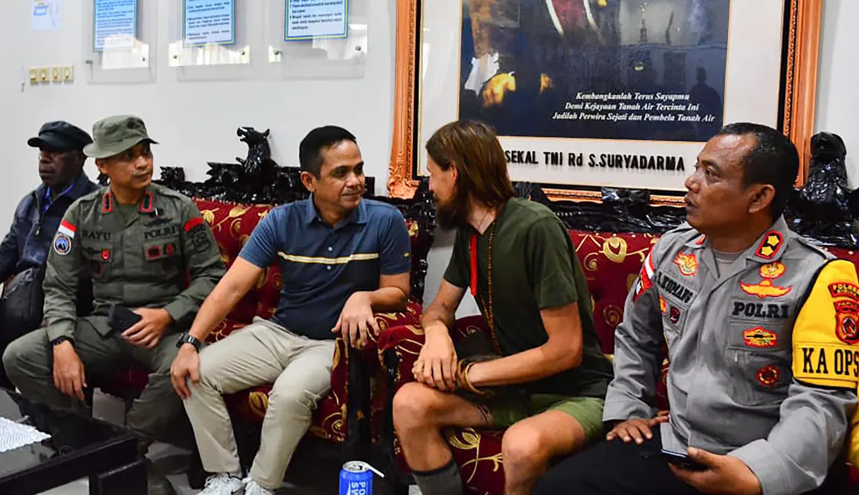 Kaops Damai Cartenz 2024, Brigjen Pol Dr Faizal Ramadhani mengatakan bahwa pembebasan Kapten Phillip Mehrtens mengedepankan pendekatan melalui tokoh agama, tokoh gereja, tokoh adat dan keluarga dekat dari Egianus Kogoya. (Foto: Handout/Cartenz Peace Task Force/AFP)