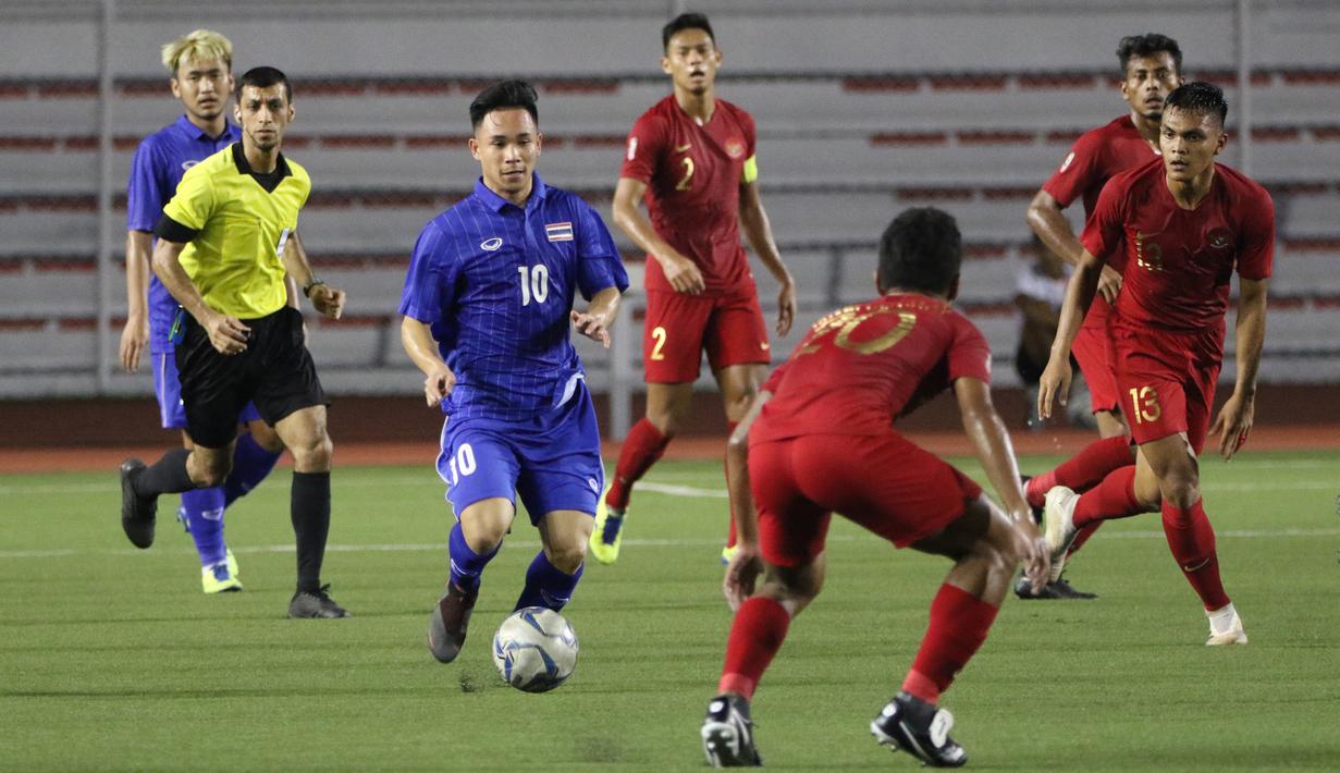 Striker Thailand, Supachok Sarachat, menggiring bola saat melawan Timnas Indonesia pada laga SEA Games 2019 di Stadion Rizal Memorial, Manila, Selasa (26/11). Indonesia menang 2-0 atas Thailand. (Bola.com/M Iqbal Ichsan)