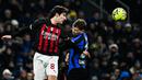Gelandang AC Milan, Sandro Tonali (kiri) berduel udara dengan gelandang Inter Milan, Nicolo Barella pada laga Liga Italia 2022/2023 di San Siro Stadium, Milan (5/2/2023). Alessandro Bastoni yang baru berusia 22 tahun kini mempunyai nilai pasar sebesar 50 juta euro atau setara Rp807 miliar. (AFP/Miguel Medina)