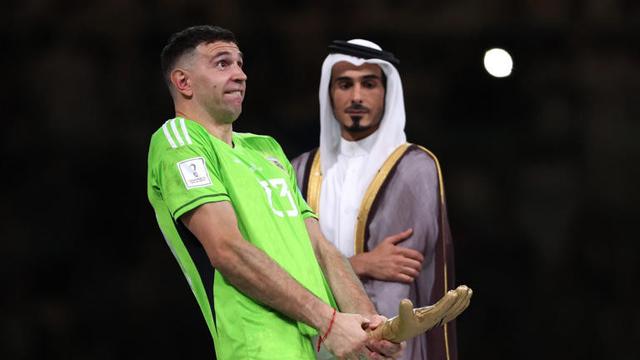 Emiliano Martinez dengan Pose tidak senonohnya