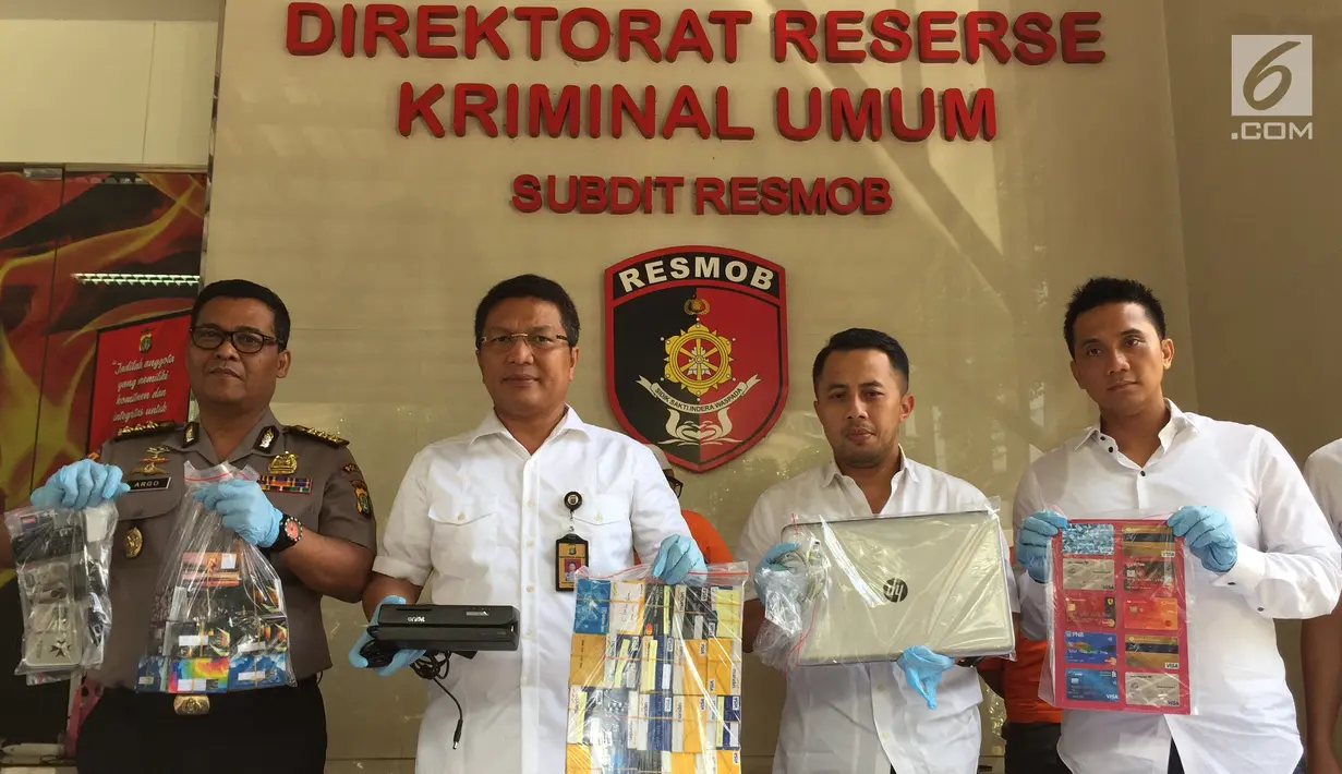 Direskrimum Polda Metro Jaya (PMJ), Kombes Pol Nico Afinta, bersama Kabid Humas Polda Metro Jaya, Kombes Argo Yuwono, menunjukkan tersangka beserta barang bukti di Polda Metro Jaya, Jakarta, Senin (18/12). (Liputan6.com/Immanuel Antonius)