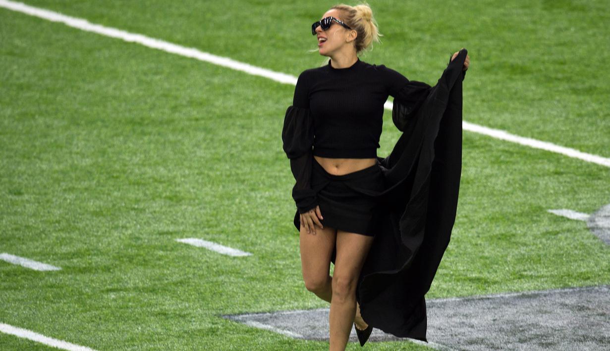 Lady Gaga tampil enerjik dan provokatif dalam half time show pada Super Bowl 51 antara New England Patriots vs Atalana Falcons pada Senin (6/2/2017) waktu Indonesia. 