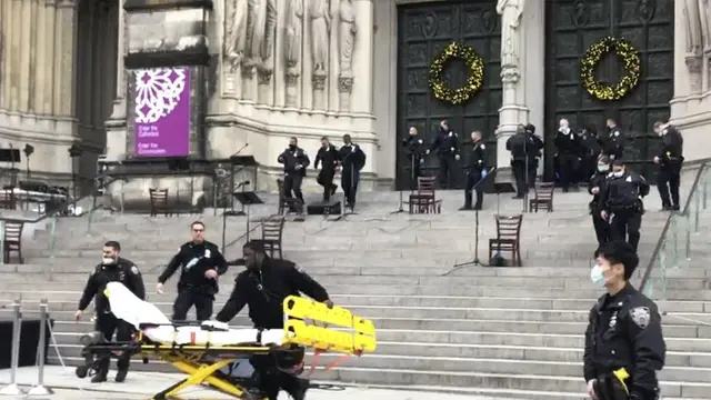 Petugas mendatangi lokasi penembakan gereja katedral di New York.