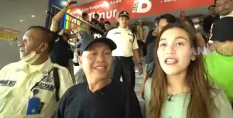Ayu Ting Ting bersama Ayah Ojak di Pasar Tanah Abang [YouTube/Trans7 Official]