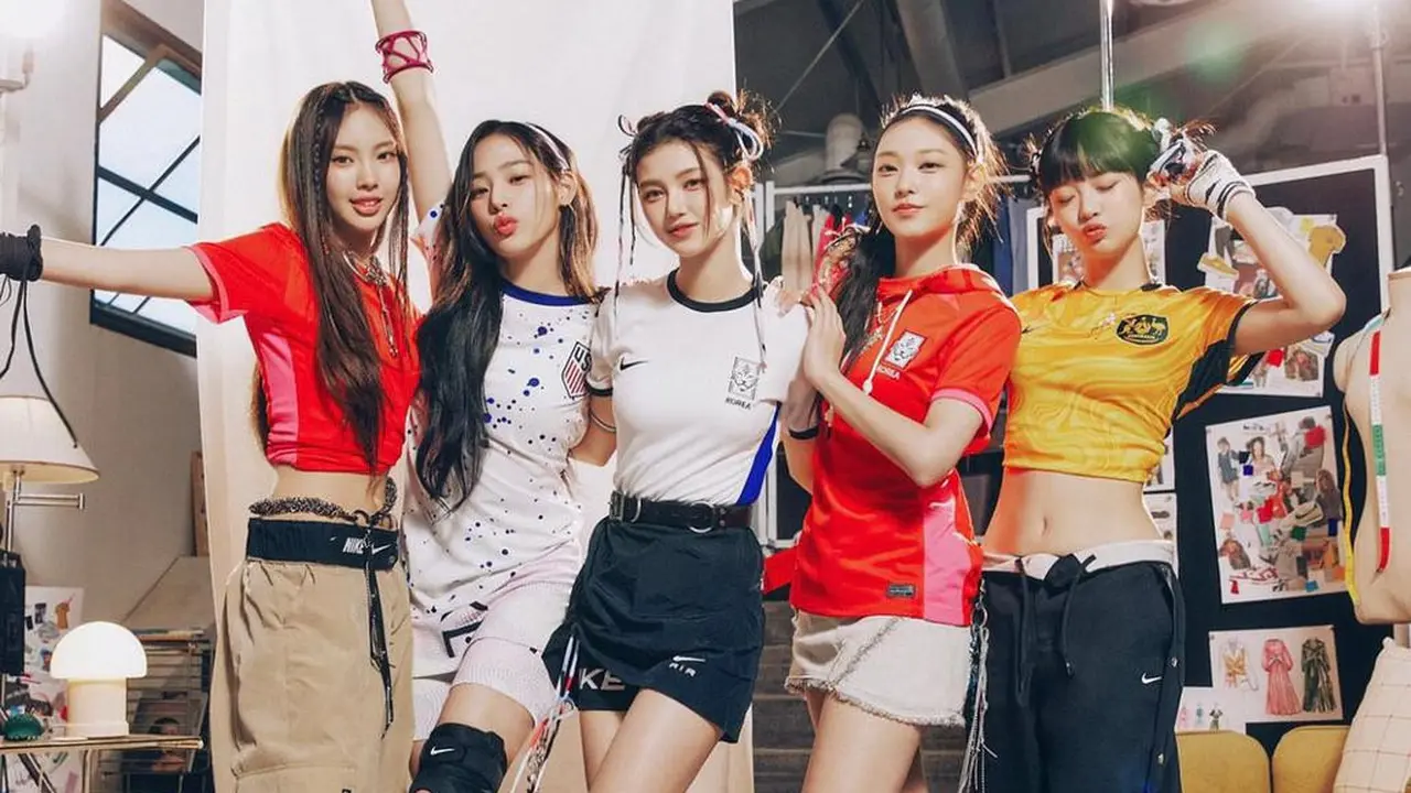 Kenalan dengan Blokecore Fashion, Tren Mix and Match Outfit pakai Jersey Bola