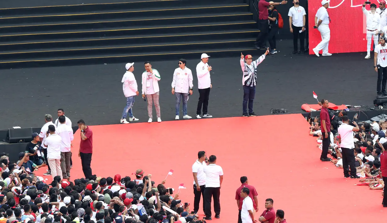 Sejumlah musisi dan artis ibukota membawakan lagu pada kampanye akbar capres dan cawapres Joko Widodo (Jokowi)-Ma'ruf Amin di Stadion Utama GBK, Senayan, Jakarta, Sabtu (13/15). Sebanyak 500 artis, musisi, dan budayawan meramaikan pagelaran Konser Putih Bersatu. (Liputan6.com/Angga Yuniar)