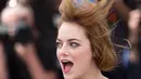 Rambut Emma Stone yang sudah tertata rapi tampak tertiup angin saat berpose jelang pemutaran film Irrational Man, di Festival Film Cannes di Perancis, Jumat (15/5/2015). (REUTERS/Yves Herman)