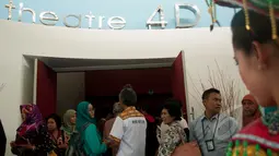 Sejumlah pengunjung menjajal kecanggihan teater 4 Dimensi disela-sela peluncuran Wahana Teater 4D PLN di Museum Listrik dan Energi Baru, TMII, Jakarta, Selasa (24/2). (Liputan6.com/Yoppy Renato)