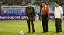 Presiden Joko Widodo bersiap menendang bola untuk meresmikan pembukaan Piala Kemerdekaan di Stadion Maulana Yusuf, Serang, Sabtu (15/8/2015). (Bola.com/Vitalis Yogi Trisna)