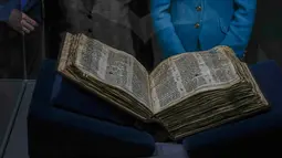 Codex Sassoon dianggap spesial karena usia kitab Yahudi ini sudah lebih dari 1.000 tahun. (AP Photo/Ariel Schalit)