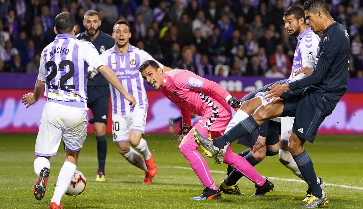 Proses gol dari Raphael Varane pada laga lanjutan La Liga yang berlangsung di Stadion Nuevo Jose Zorrilla, Valladolid, Senin (11/3). Real Madrid menang 4-1 atas Valladolid. (AFP/Cesar Manso)