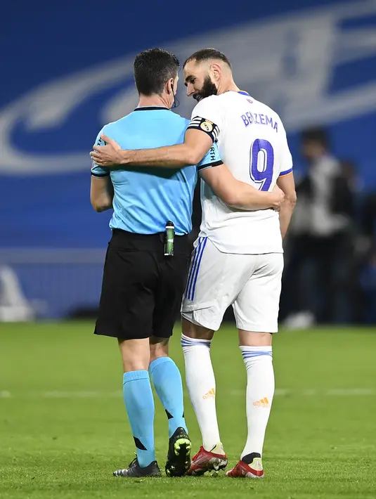 Pemain Real Madrid Karim Benzema (kanan) berbicara dengan wasit pada akhir laga melawan Osasuna pada pertandingan La Liga Spanyol di Stadion Santiago Bernabeu, Madrid, Spanyol, 27 Oktober 2021. Pertandingan berakhir 0-0. (AP Photo/Jose Breton)