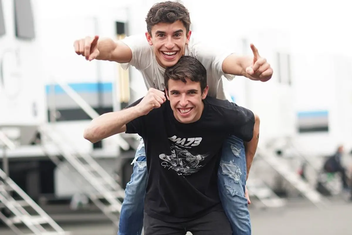 FOTO: Gaya Santai Alex dan Marc Márquez, Sibling Goals Banget