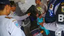 Seorang warga tertangkap basah saat parkir liar di kawasan Glodok, Jakarta, Selasa (9/9/2014) (Liputan6.com/Faizal Fanani)
