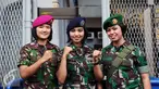 Tiga prajurit wanita TNI berpose di depan gerbang masuk Stadion GBK Jakarta, Minggu (24/1/2016). TNI mengerahkan prajurit wanita untuk memberi rasa aman dan nyaman bagi para suporter perempuan. (Liputan6.com/Helmi Fithriansyah)