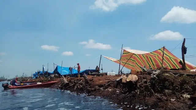 Tenda-tenda di pinggir kanal dijadikan tempat istirahat dan tidur oleh petugas pemadam kebakaran di Pulau Rupat