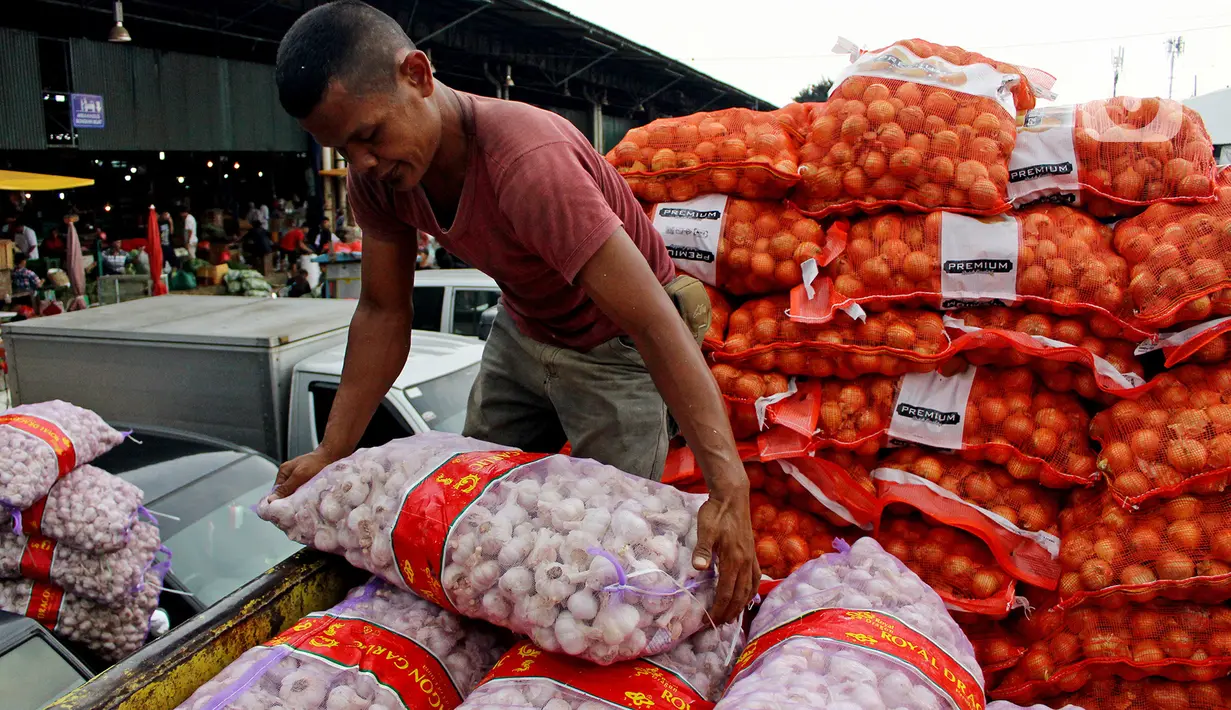 Pekerja menurunkan karung berisi bawang putih di Pasar Induk Kramatjati, Jakarta Timur, Rabu (5/2/2020). Kelangkaan pasokan bawang putih di dalam negeri berimbas tingginya harga komoditas tersebut yang mencapai kisaran Rp 57.500/kilogram. (merdeka.com/magang/ Muhammad Fayyadh)