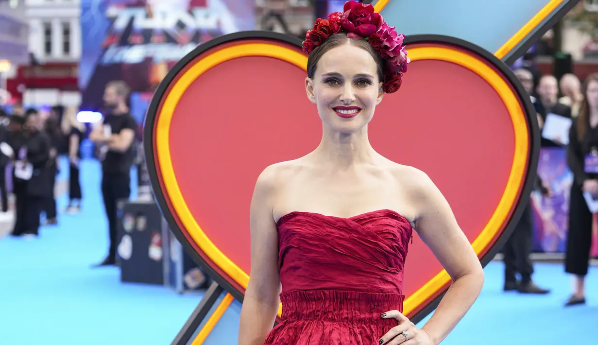 <p>Natalie Portman berpose untuk fotografer saat tiba pada premier film Thor: Love and Thunder di London, Inggris, 5 Juli 2022. Strapless mini-dress yang dikenakan Natalie Portman merupakan keluaran Dior. (AP Photo/Scott Garfitt)</p>