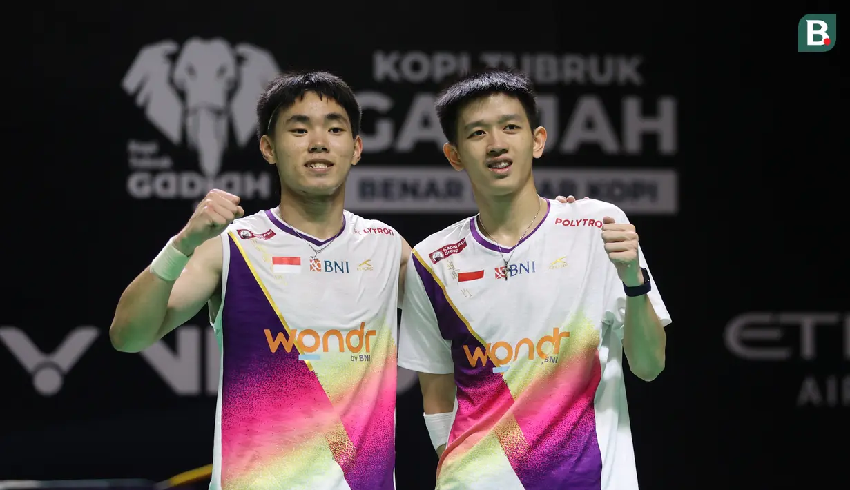 Ganda putra Indonesia Raymond Indra/Nikolaus Joaquin merayakan kemenangan atas sesama wakil Indonesia Sabar Karyaman Gutama/Moh Reza Pahlevi Isfahani pada laga semifinal Indonesia Masters 2026 di Istora Senayan, Jakarta, Sabtu (24/01/2025). Pasangan muda itu menang dua gim langsung dengan skor 21-19, 21-14. (Bola.com/M Iqbal Ichsan)