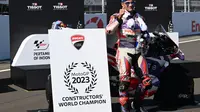 Momen selebrasi Jorge Martin saat menang Sprint Race MotoGP Mandalika hari Sabtu (14/10/2023). (SONNY TUMBELAKA / AFP)