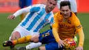 Pemain Barcelona, Lionel Messi (kanan), dijatuhkan pemain Malaga, Duda, dalam laga La Liga Spanyol di Stadion La Rosaleda, Malaga, Sabtu (23/1/2016). (AFP/Jorge Guerrero)