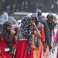 Orang-orang berjalan di tengah hujan di Hyderabad, India, Sabtu, 20 November 2021. Lebih dari selusin orang tewas dan puluhan lainnya dilaporkan hilang di negara bagian Andhra Pradesh, India selatan, setelah berhari-hari hujan lebat, kata pihak berwenang. (AP Photo/Mahesh Kumar A.)