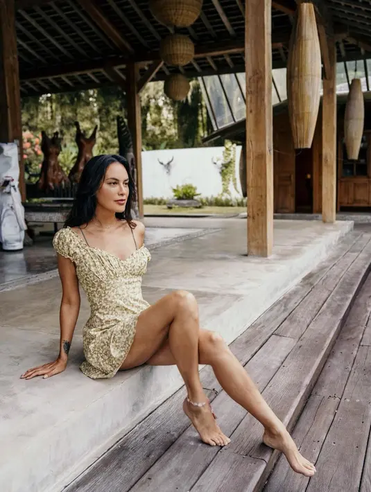 Kenakan mini dress, Sophia Latjuba dipuji warganet mirip seperti ABG. (Foto: instagram.com/sophia_latjuba88)