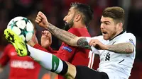 Bek Liverpool, Alberto Moreno, berebut bola dengan gelandang Spartak Moskow, Alexander Samedov, pada laga Liga Champions di Stadion Otkrytie Arena, Moskow, Selasa (26/9/2017). Kedua klub bermain imbang 1-1. (AFP/Kirill Kudryavtsev)