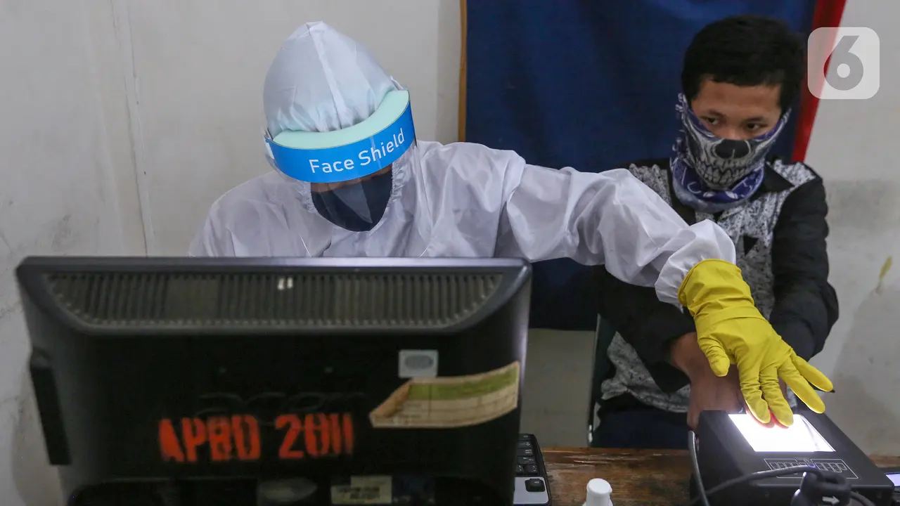New Normal Petugas Dukcapil Kecamatan Pamulang Layani Warga Lengkap dengan APD