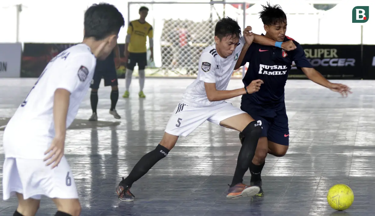 Pemain Swadharma FC berebut bola dengan pemain Alaska FF pada Super Soccer Futsal Battle di Lapangan Blok S, Jakarta, Sabtu (15/9/2018). Sebanyak 32 tim yang berlaga merupakan tim yang lolos dari babak eliminasi. (Bola.com/M Iqbal Ichsan)