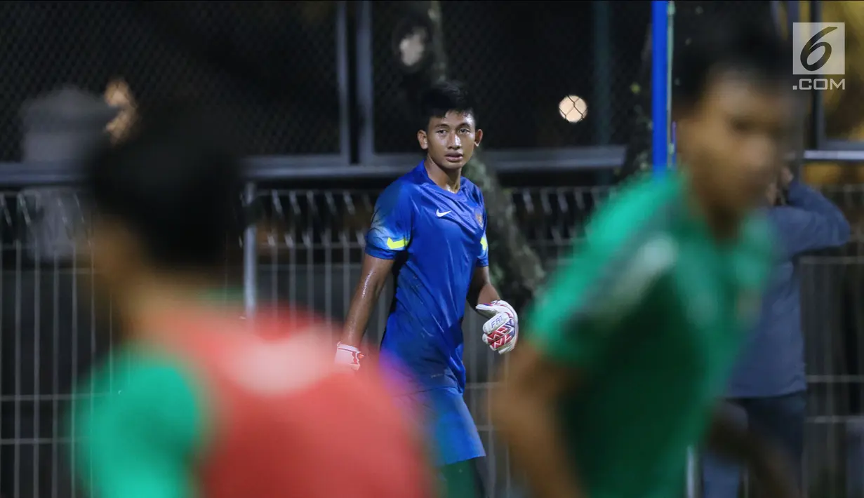 Kiper Timnas Indonesia U-19, Gianluca Pagliuca Rossy saat mengikuti latihan di Lapangan A Kompleks GBK Jakarta, Kamis (22/3). Kiper kelahiran 25 Juli 1999 itu membubuhkan tanda tangan di kantor Persija, Rabu (21/3) malam. (Liputan6.com/Helmi Fithriansyah)
