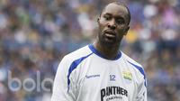 Striker Persib Bandung, Carlton Cole, melakukan pemanasan sebelum uji coba melawan Bali United di Stadion GBLA Bandung, Jawa Barat, Sabtu (8/4/2017). (Bola.com/Vitalis Yogi Trisna)