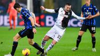 Striker Juventus, Federico Bernardeschi, berebut bola dengan gelandang Atalanta, Marten de Roon, pada laga Serie A Italia di Stadion Atleti Azzurri, Bergamo, Sabtu (23/11). Atalanta kalah 1-3 dari Juventus. (AFP/Miguel Medina)