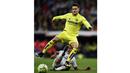 Pemain Real Madrid, Lucas Vazquez, mencoba menghalau bola dari kejaran pemain Villarreal, Samuel Castillejo, pada lanjutan La Liga Spanyol di Stadion Santiago Bernabeu, Madrid, Rabu (20/4/2016) atau Kamis dini hari WIB. (AFP/Pierre-Philippe Marcou)