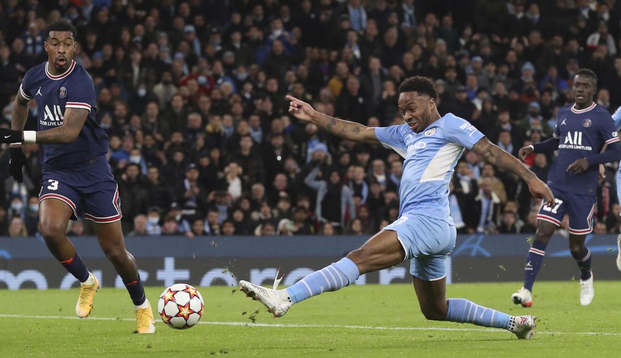 Tim tuan rumah langsung bereaksi atas gol PSG. Pemain City langsung merespon dengan gempuran bertubi-tubi ke pertahanan PSG. (AP/Scott Heppell)