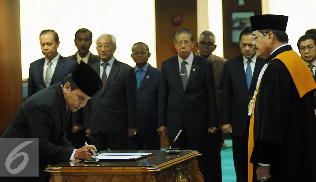 Mirza Adityaswara (kiri) menandatangani nota pelantikan sebagai Anggota Dewan Komisioner OJK di Sekretariat MA, Jakarta, Kamis (20/8/2015). Mirza diangkat berdasar SK Presiden No 61/P/2015 tanggal 23 Juli2015 . (Liputan6.com/HelmiFithriansyah)