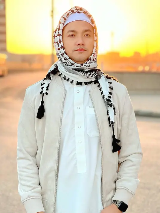 Angga Wijaya juga menegaskan bahwa uang yang digunakan umrah bukan pakai uang orang lain seperti yang disindir oleh mantan istrinya.  "Alhamdulillah semua biaya mulai dari minum air putih hingga beli pakaian yang saya pakai tidak pernah menggunakan uang siapapun," kata Angga. [Instagram/anggawijaya88]