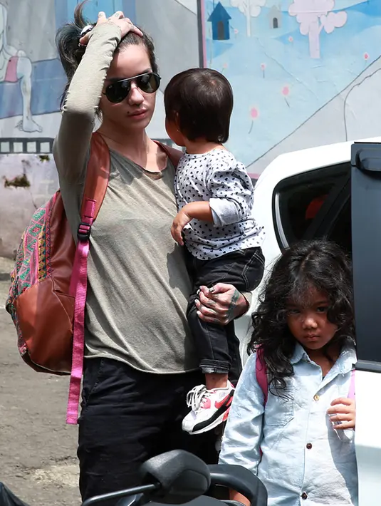 Bersama kedua anaknya, Sheila Marcia bertemu langsung dengan ketua Komnas PA, Arist Merdeka Sirait. (Deki Prayoga/Bintang.com)